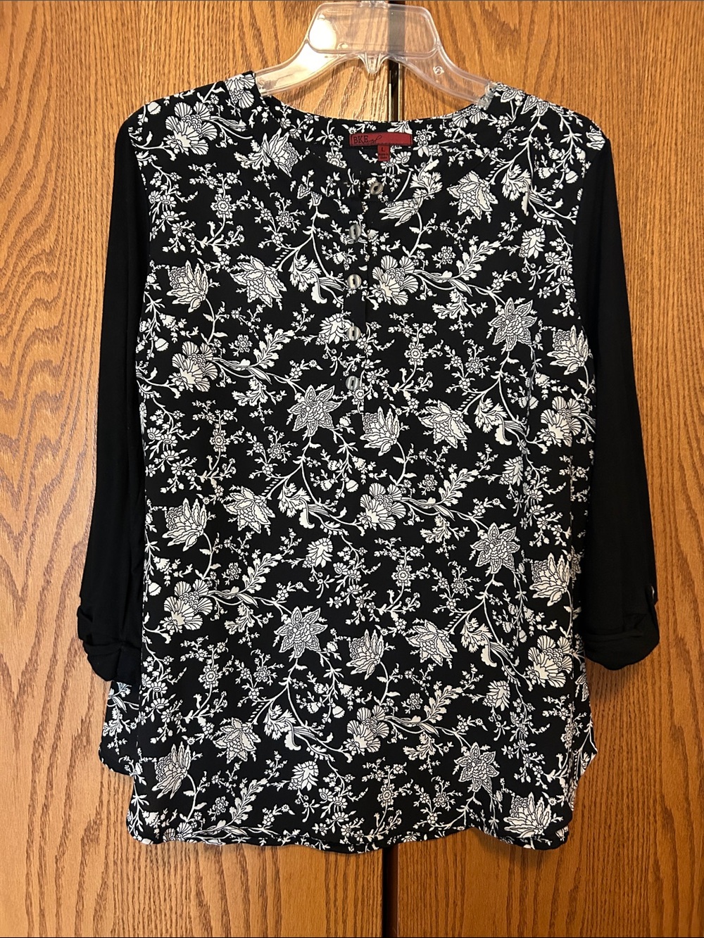 Black & White Floral Contrast-Sleeve Blouse - Elegant Women's Top